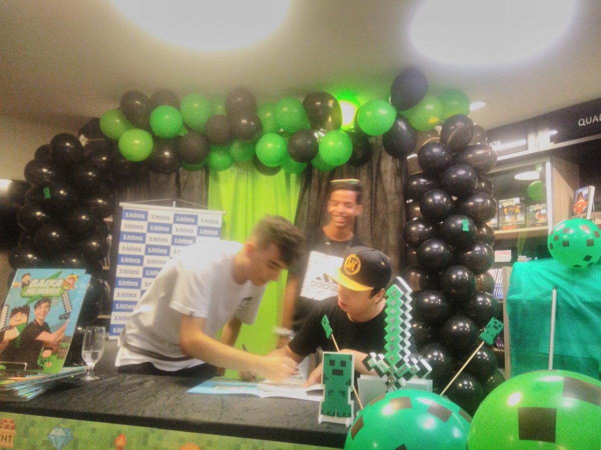 ManinhoDoCaue's tweet photo. Foi incrível o dia de hoje todo sucesso do mundo pra vocês dois  💗😎 amo fazer seus desenhos sabe aquele dia que vamos guardar pra sempre sim foi hoje muito obrigado @belamenchon  @BaixaMemoria  @thecreepersbr https://t.co/Z8ZACMKSf7