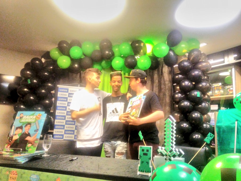ManinhoDoCaue's tweet photo. Foi incrível o dia de hoje todo sucesso do mundo pra vocês dois  💗😎 amo fazer seus desenhos sabe aquele dia que vamos guardar pra sempre sim foi hoje muito obrigado @belamenchon  @BaixaMemoria  @thecreepersbr https://t.co/Z8ZACMKSf7