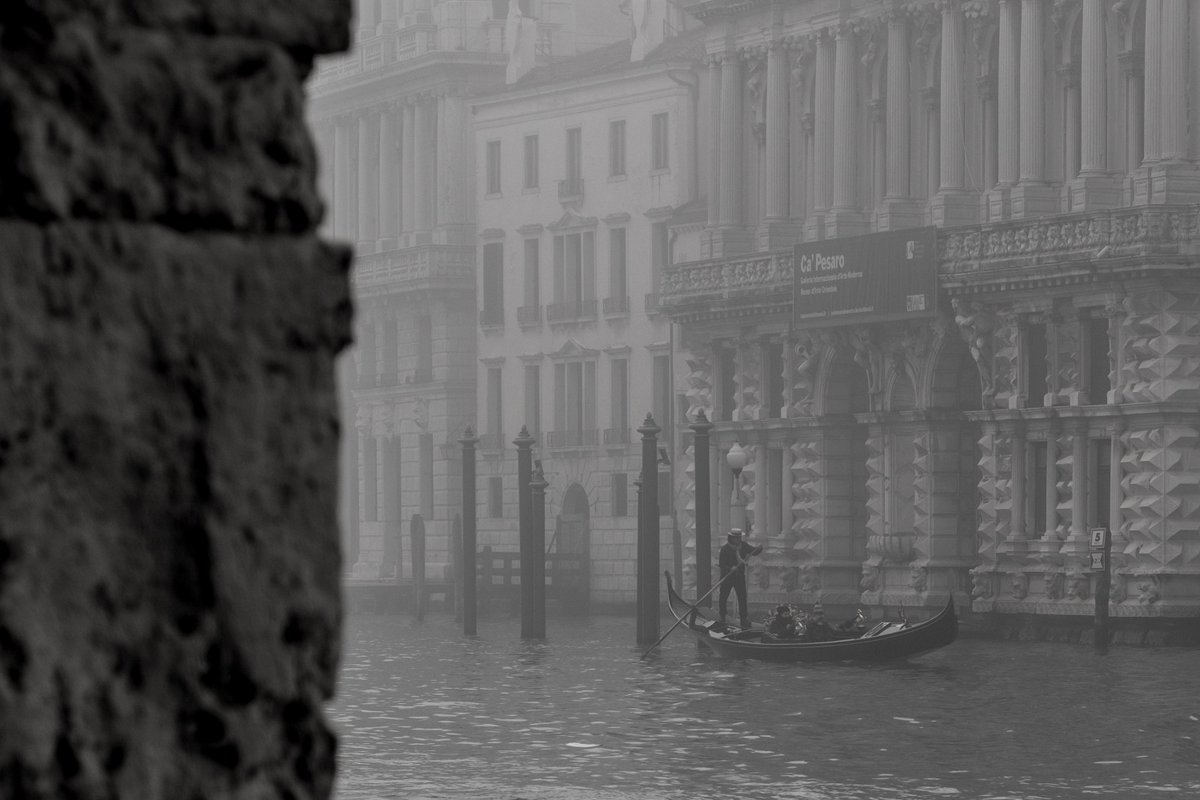 stmaefzz's tweet photo. #fog in #Venice #blackandwhitephotography https://t.co/HXqmkYcdAp