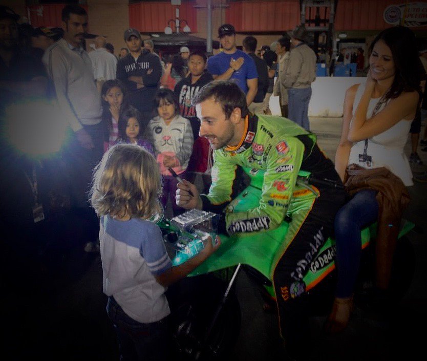 _Retro_Rebel_'s tweet photo. P.S... For the last 5 years all I've wanted after a race is the hat off @Hinchtown's head. You said last year @GPSTPETE it was too sweaty, but I don't care, lol! Can you or @SPMIndyCar please, please, please bring 2 @ArrowGlobal hats so you have an extra one for me?!? #GoHinchGo! https://t.co/aIwloybbKi