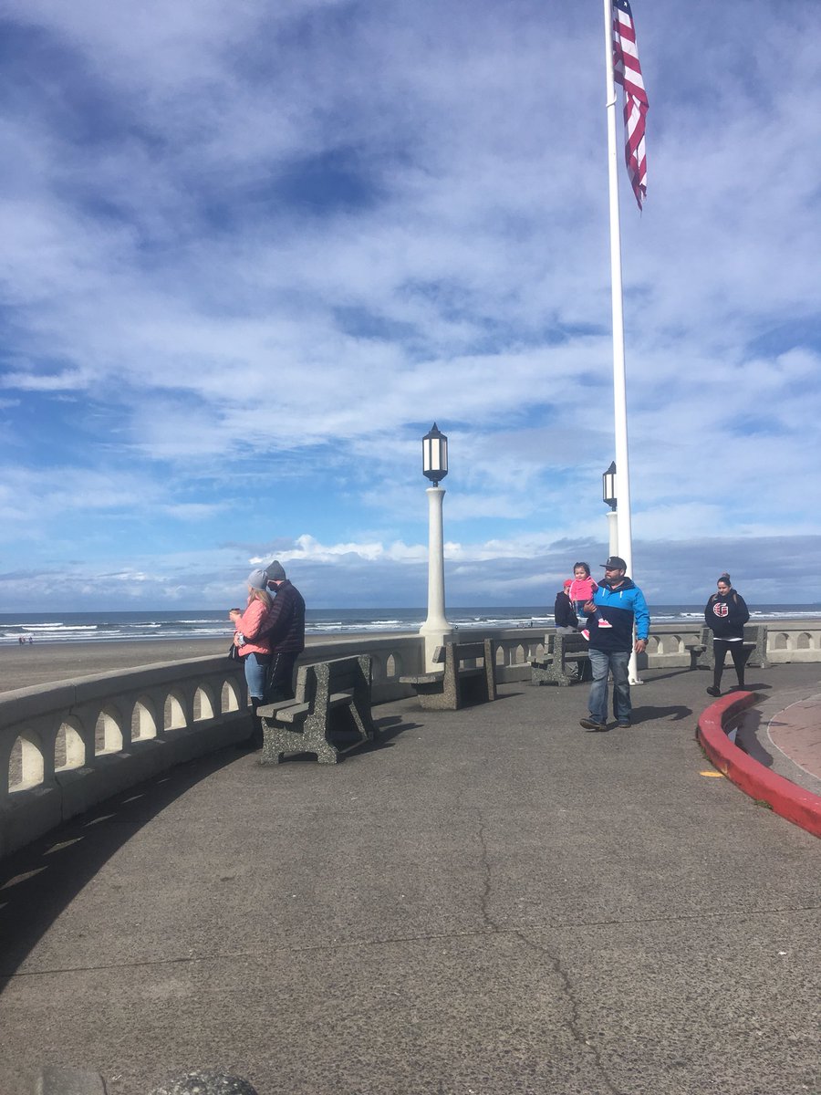 TheflynTurtle's tweet photo. Time off from @EveOnline to take the fam and dog to Seaside Oregon, cold wi da and sunny! https://t.co/S1ju18lGTr