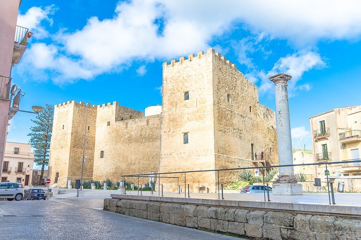 On our last #cruise with <a href="/CostaCruises/">Costa Cruises</a> we visited #Salemi in #Sicily which is located on a mountain. Here you see the Piazza Alicia, with the Castello Normanno. Find out more about our excursion to Salemi in our new blogpost: cruise-sisters.de/en/discover-sa…

<a href="/costacrociere/">Costa Crociere</a> <a href="/costacruceros/">Costa Cruceros</a>
