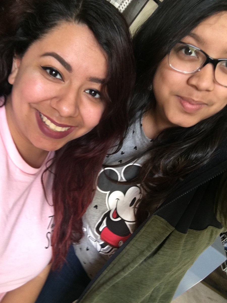 EsmeMelero2020's tweet photo. Two future teachers. #sisters #bestie #futureteachers #TTLs18 https://t.co/NWAzjMbg62