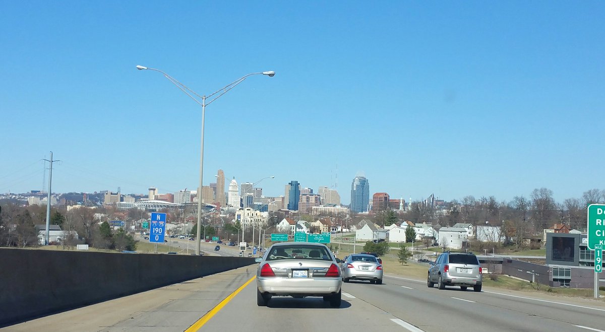 theleewmowen's tweet photo. I'll never tire of seeing the Cincinnati skyline from I-71/75. #LoveCincinnati #BackInOhio https://t.co/QqB6tm3zZ3