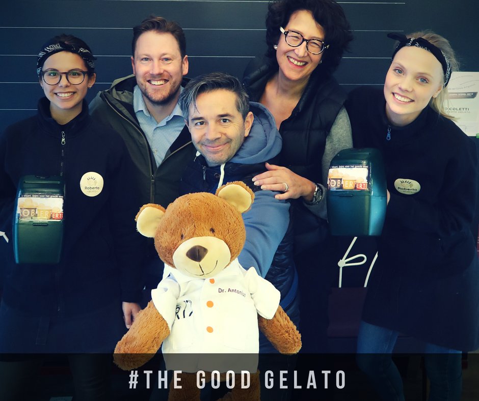 ijsgek's tweet photo. Het geld is onderweg #TheGoodGelato
Op de eerste dag hebben wij € 2601,79 voor het onderzoek naar een werkend medicijn tegen longfibrose opgehaald. https://t.co/gDd2malP5B #ijs #goededoel #utrecht #robertogelato https://t.co/ISZSFye2zf