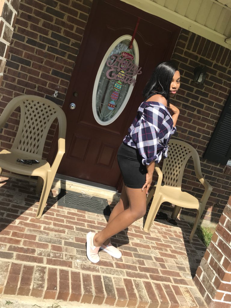 kissmykelsss's tweet photo. Just letting the sun admire me🤩 https://t.co/j9yJclTooN