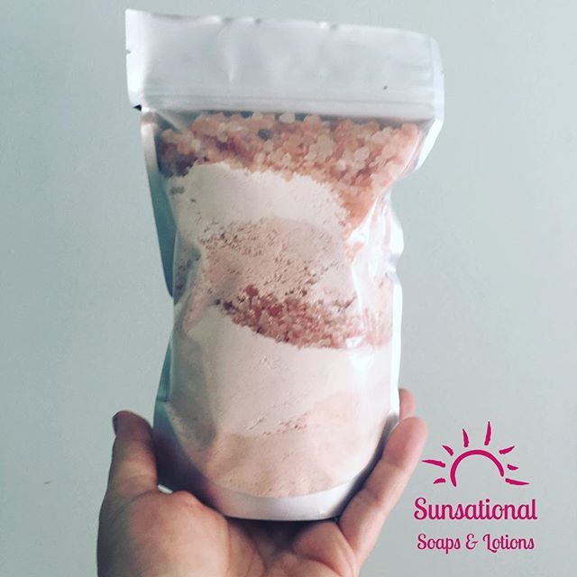 SunsationalSoap's tweet photo. These layered bath salts have me thinking spring and flowers!
#australianpinkclay #himalayansalt #bathsalts #fizzybath #naturalskincare #soak #relax #shop613 #hit613 #metcalfefarmersmarket https://t.co/FYxLj4bNZJ https://t.co/ySNKXvg0KT
