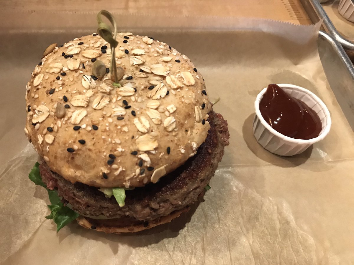 veganvalkyrie's tweet photo. The impossible burger 🌱 #vegan #theimpossibleburger #veganfood #veganfoodshare #plantbased #whatveganseat https://t.co/b1lO57xV64