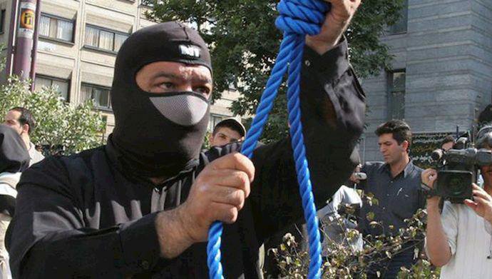 FaryadiDarGalo's tweet photo. اعدام ۳ زندانی در #کرمانشاه
رژیم ضدبشری آخوندی صبح روزیکشنبه 13اسفند؛ سه زندانی را در زندان مرکزی کرمانشاه بدار آویخت. یکی از اعدام شدگان مسعود وکیلی نام داشت و ٢٧ساله و اهل جوانرود بود.
#حقوق_بشر
#1988Massacre #EndImpunity #Avaei
#IranProtests #IranUprising https://t.co/nVeow83Loi