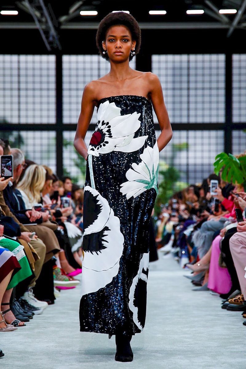 brandpills's tweet photo. #ParisFashionWeek
Today the #flowers were protagonists of @MaisonValentino's fashion show. Congratulations to Creative Director #PierpaoloPiccioli for his #collection fall winter 18/19. 🌼
 #ValentinoFW1819 #PFW #PFW18 #paris https://t.co/ALM34hPFqB