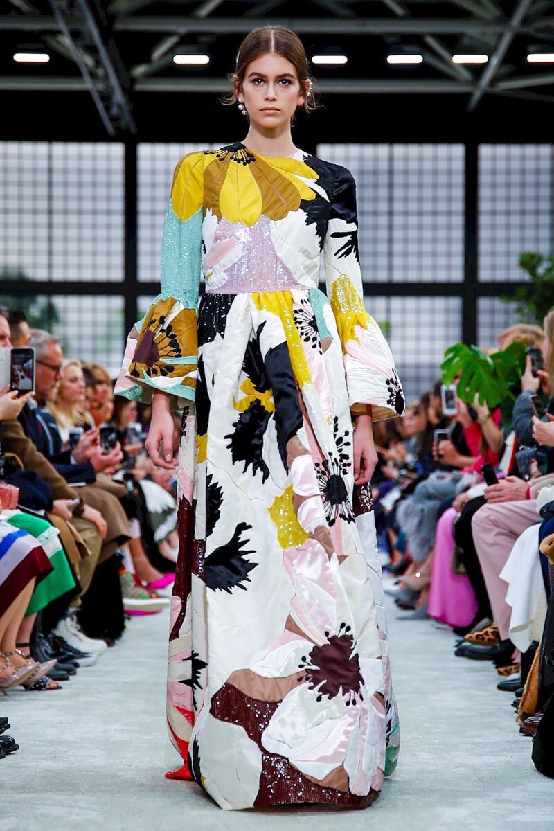 brandpills's tweet photo. #ParisFashionWeek
Today the #flowers were protagonists of @MaisonValentino's fashion show. Congratulations to Creative Director #PierpaoloPiccioli for his #collection fall winter 18/19. 🌼
 #ValentinoFW1819 #PFW #PFW18 #paris https://t.co/ALM34hPFqB