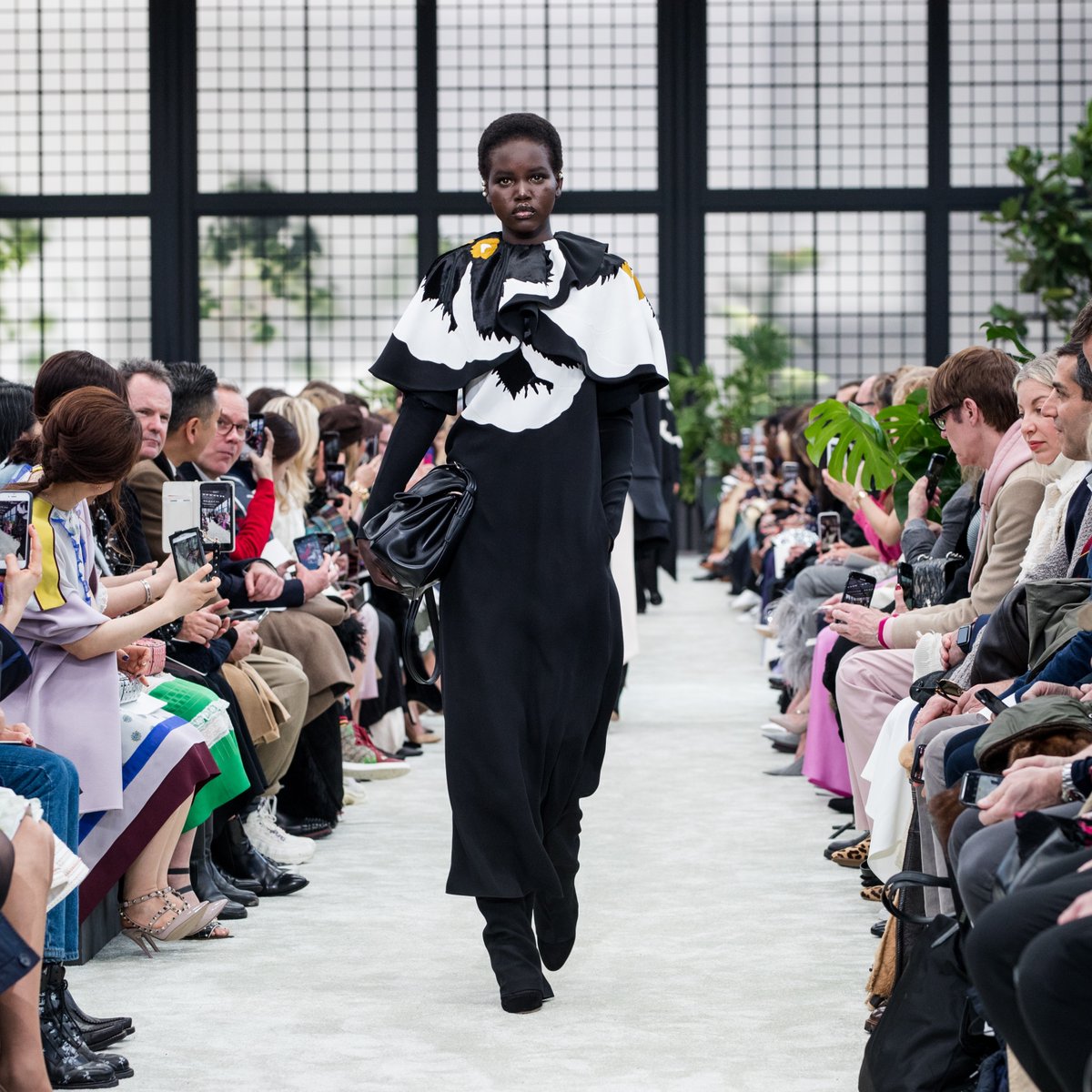 brandpills's tweet photo. #ParisFashionWeek
Today the #flowers were protagonists of @MaisonValentino's fashion show. Congratulations to Creative Director #PierpaoloPiccioli for his #collection fall winter 18/19. 🌼
 #ValentinoFW1819 #PFW #PFW18 #paris https://t.co/ALM34hPFqB