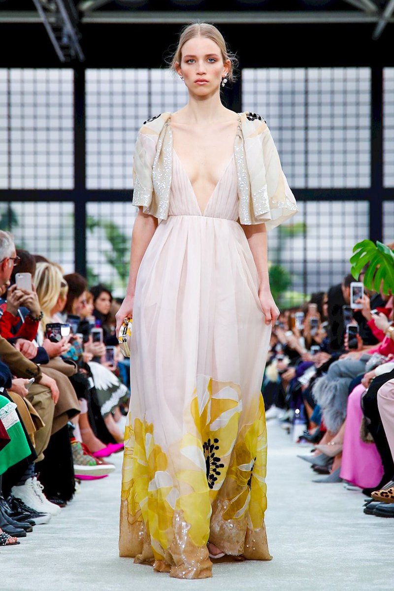 brandpills's tweet photo. #ParisFashionWeek
Today the #flowers were protagonists of @MaisonValentino's fashion show. Congratulations to Creative Director #PierpaoloPiccioli for his #collection fall winter 18/19. 🌼
 #ValentinoFW1819 #PFW #PFW18 #paris https://t.co/ALM34hPFqB