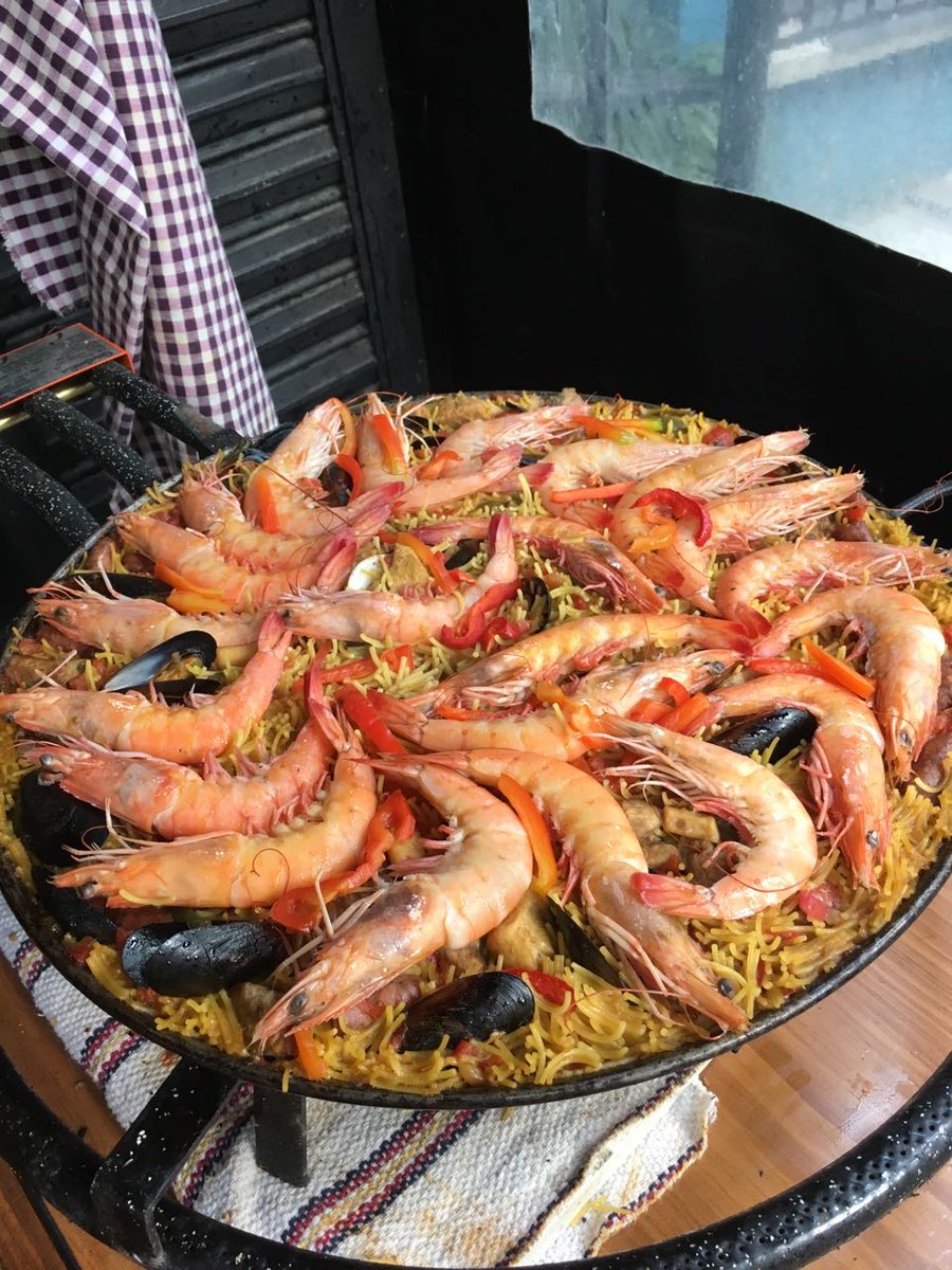 AntullCondesa's tweet photo. @ArwenSuerte Paella sólo sábados y domingos https://t.co/OnunE0GzbG