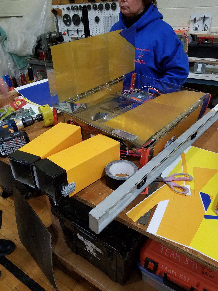 TeamParagon571's tweet photo. Putting the finishing touches on Emmet during our last unbag session before #newaterbury! #omgrobots #WeAreNE #PlayForReal #FIRSTPOWERUP https://t.co/5ltlKZzsDe