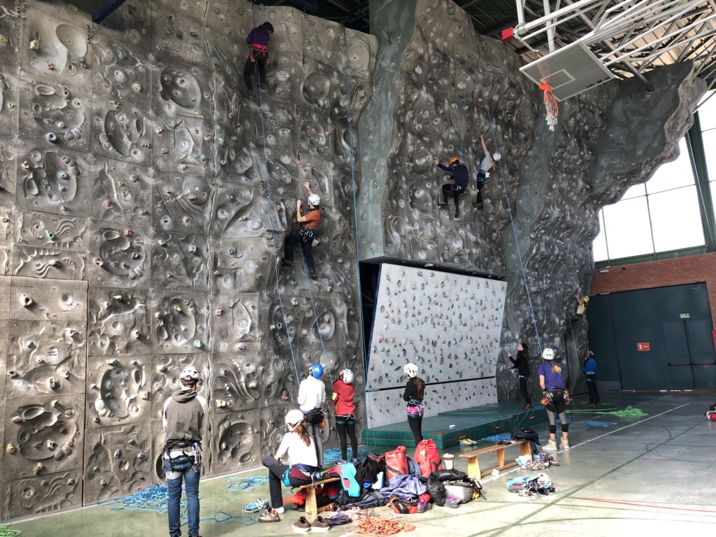 mrescateunizar's tweet photo. Activo fin de semana #MMURM los estudiantes de la 2ª edición en el bloque 1 de #Escalada en Roca y los de la 1ª Entrenando a tope!! Para las pruebas con la @guardiacivil https://t.co/rwH1DsjAgC