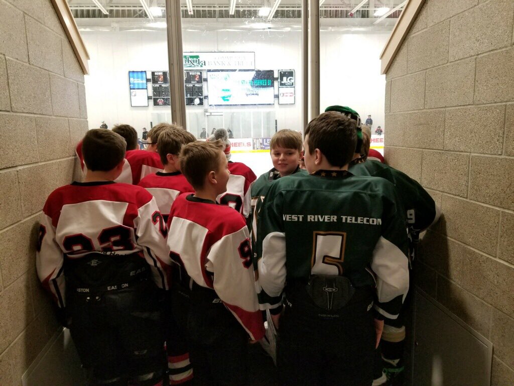 gallaghermike's tweet photo. On the ice they are opponents. In the tunnel they are just young guys waiting for the earlier overtime game to finish. More sports parents need to see this. @PCA_Minnesota #peewee #hockey #ndaha #ndstatepeeweeb1tournament https://t.co/OihVBlmXNa