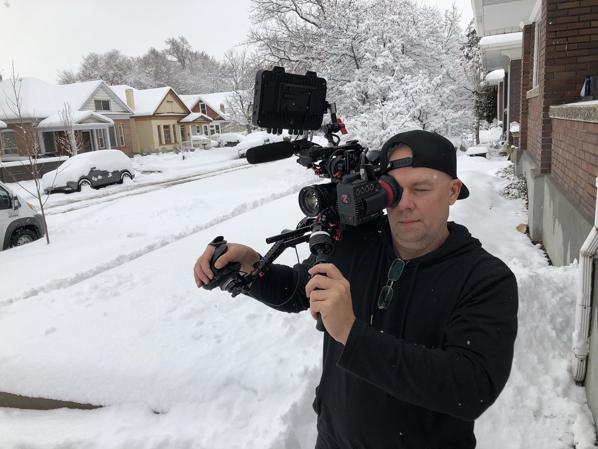 EmersonUrry's tweet image. The @SonyProUSA #FS5 with variable ND filter, riding on @Zacuto w/ @ConvergentD, absolutely one of my favorite snow cameras. Maintain rich blacks, skin tones, shallow depth, and avoid blowing out, all at the same time.  With @4KJournalist @EnviroNews