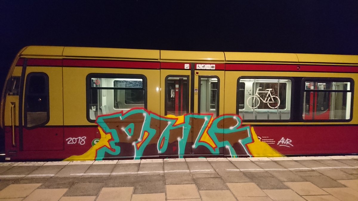 TrainsBB's tweet photo. PULI, SECK & REWK
#aktuell auf der #LinieS5 in #Berlin unterwegs
#berlingraffiti #trainwring #sbahnberlin #trainbombing #streetart #train #sbahn #sbahnberlin #urbanart #streetart #trainwriting #graffiti #zugliebe #artwork #painting #stadtbahn #puli #aur #seck #rewk https://t.co/HSeLHV1WhA