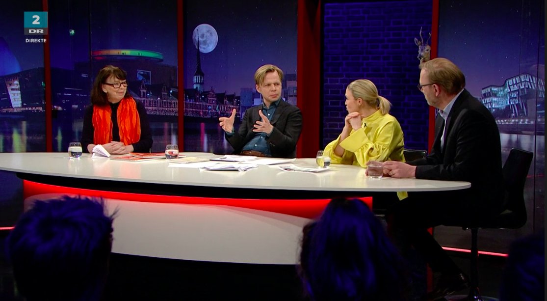 HosClement's tweet photo. Hvad er #publicservice? Se med på @dr2tv, hvor @ChristianeSM forklarer Mette Fugl, hvorfor hun laver public service. 
#dkpol #dkmedier https://t.co/0Y0XzijIhg