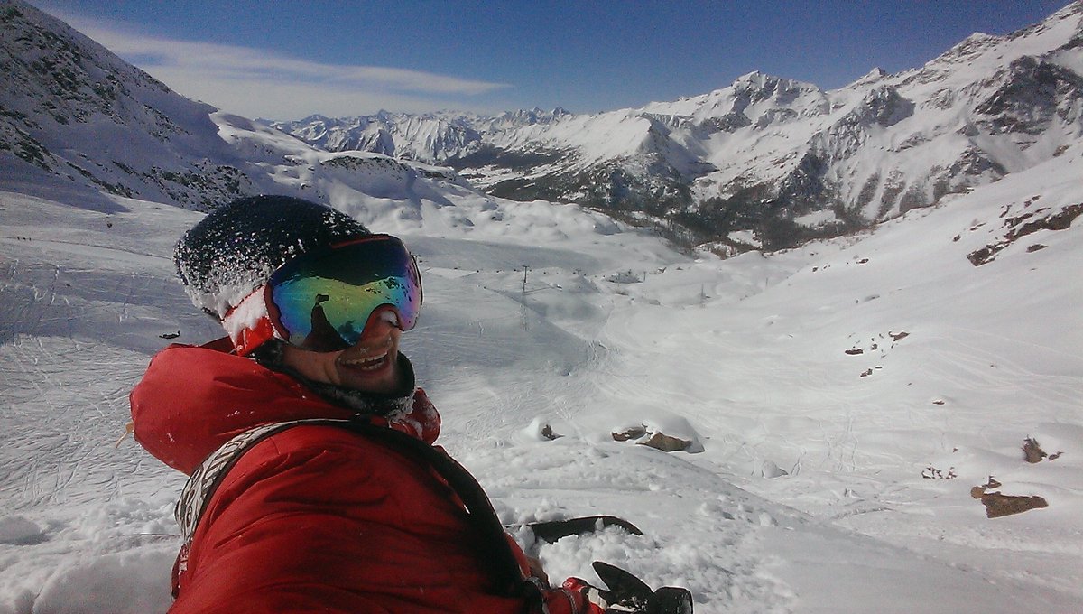 JustInSaneSC's tweet photo. Making my own slopes, following standard ones is boring xD #ski #snowboard #snowboarding #italianslopes #monterosa #fuoripista #rollinginthesnow https://t.co/atWcmWGvtM