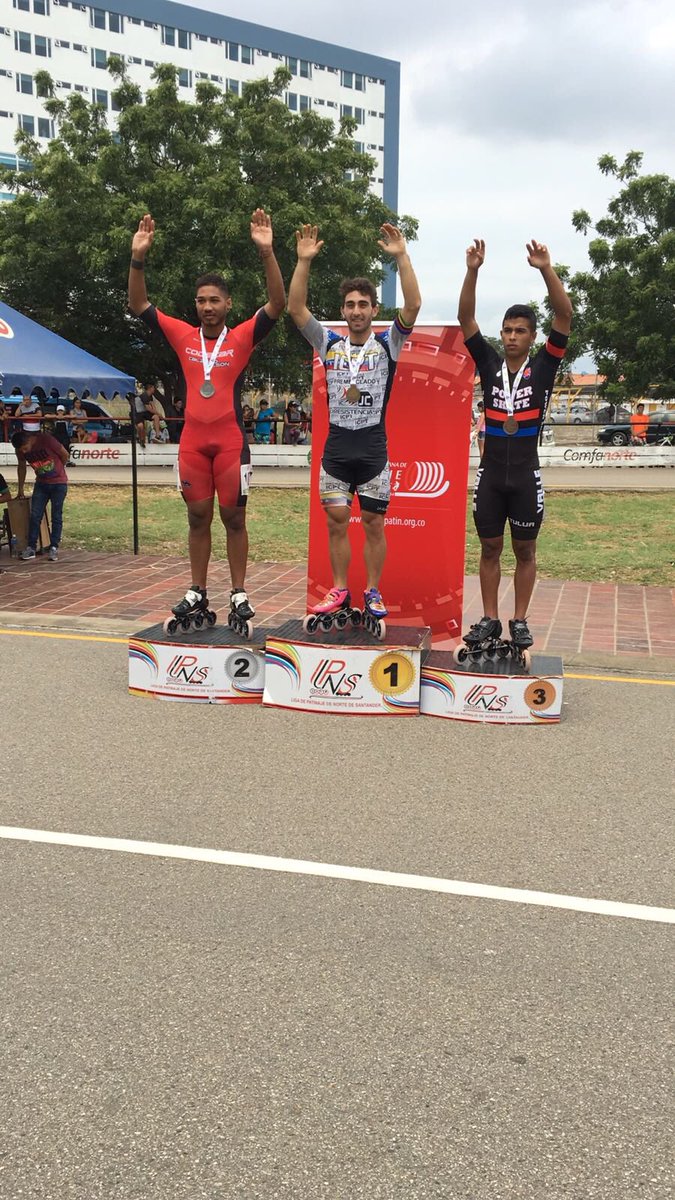 fevepatinn's tweet photo. En patinaje de carrera @sebastian_guzma Chevy vuelve a ganar en Colombia ahora en la prueba de los 100m. El actual campeón del mundo también ganó la prueba de los 200m @OfficialCOV @ZagaDeporte @PuntoOlimpico @WorldSkate_news @fabianarcila https://t.co/zwt3kfFs8e