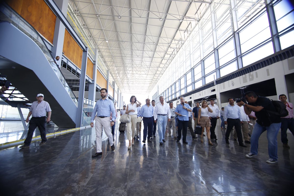 HectorAstudillo's tweet photo. Junto a @gruizesp, supervisamos el avance de la construcción del nuevo edificio del Aeropuerto Internacional de Acapulco. Una obra que incentiva la actividad turística del puerto y otros destinos de nuestro estado. https://t.co/rx01zolD5C