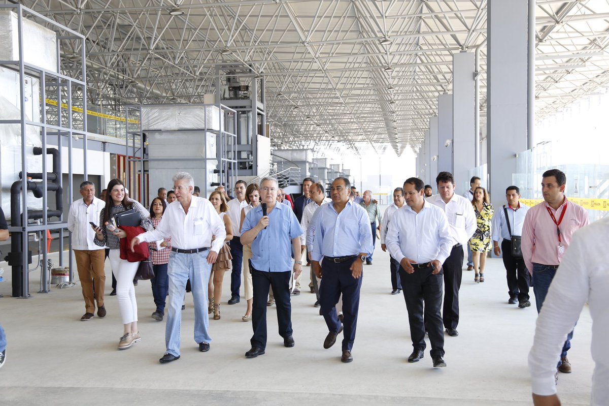 HectorAstudillo's tweet photo. Junto a @gruizesp, supervisamos el avance de la construcción del nuevo edificio del Aeropuerto Internacional de Acapulco. Una obra que incentiva la actividad turística del puerto y otros destinos de nuestro estado. https://t.co/rx01zolD5C