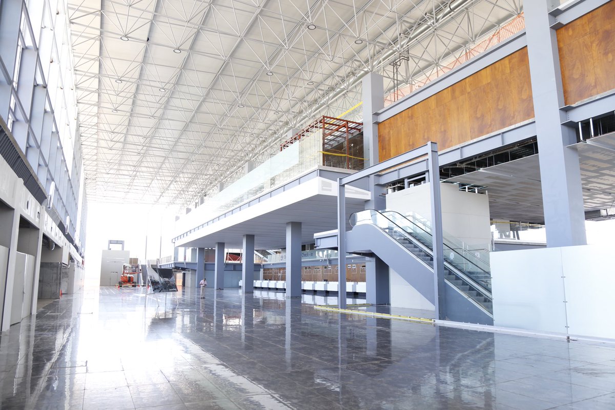 HectorAstudillo's tweet photo. Junto a @gruizesp, supervisamos el avance de la construcción del nuevo edificio del Aeropuerto Internacional de Acapulco. Una obra que incentiva la actividad turística del puerto y otros destinos de nuestro estado. https://t.co/rx01zolD5C