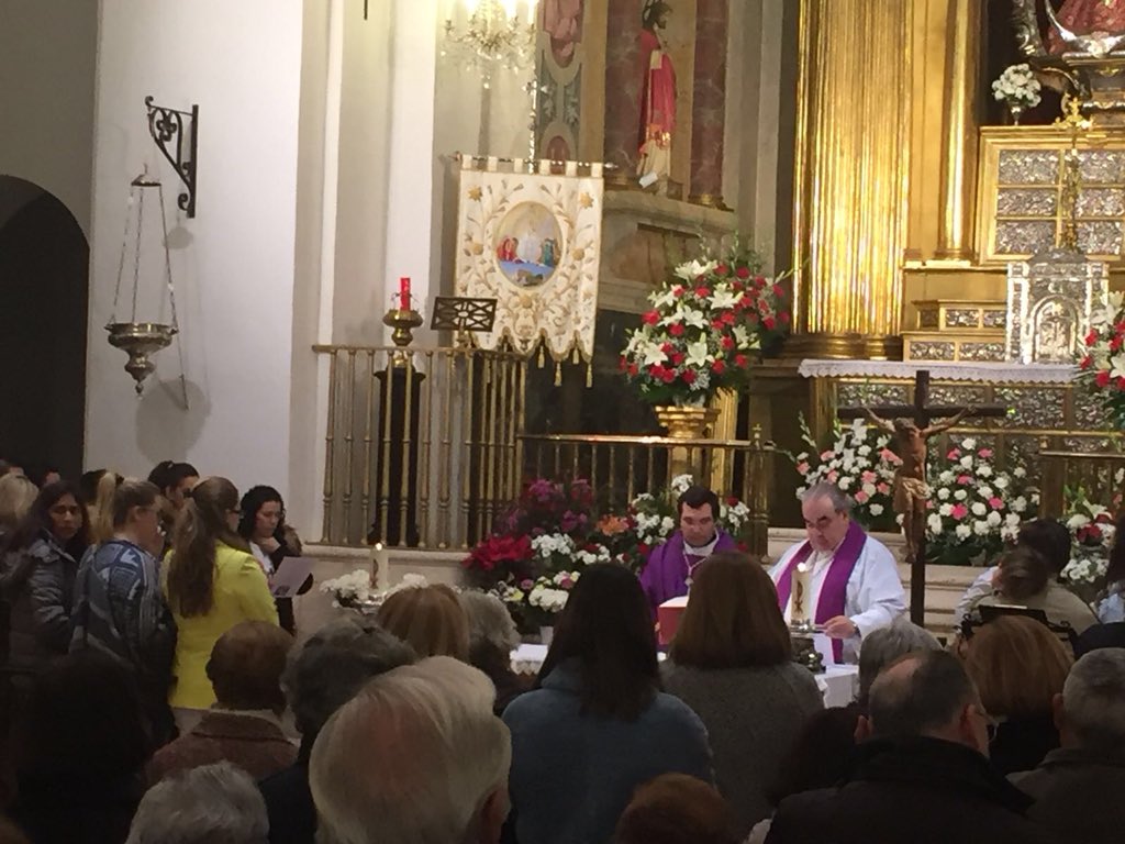 IllescasParroq's tweet photo. #Bendición de las madres #embarazadas ante nuestra #Madre la #VirgendelaCaridad dando #gracias por el #don recibido. Ella nos #protege y nos #cuida. https://t.co/YHLo8rOkhr