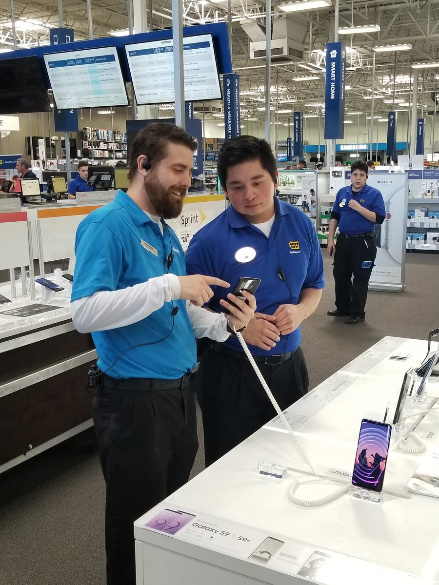 ChrisSES164's tweet photo. Teaching out the #306090demos @Tarareeve1984 #milehighreimagined #Milehighcommitments #S9 @SamsungMobileUS @BestBuy https://t.co/sUMygN28qa