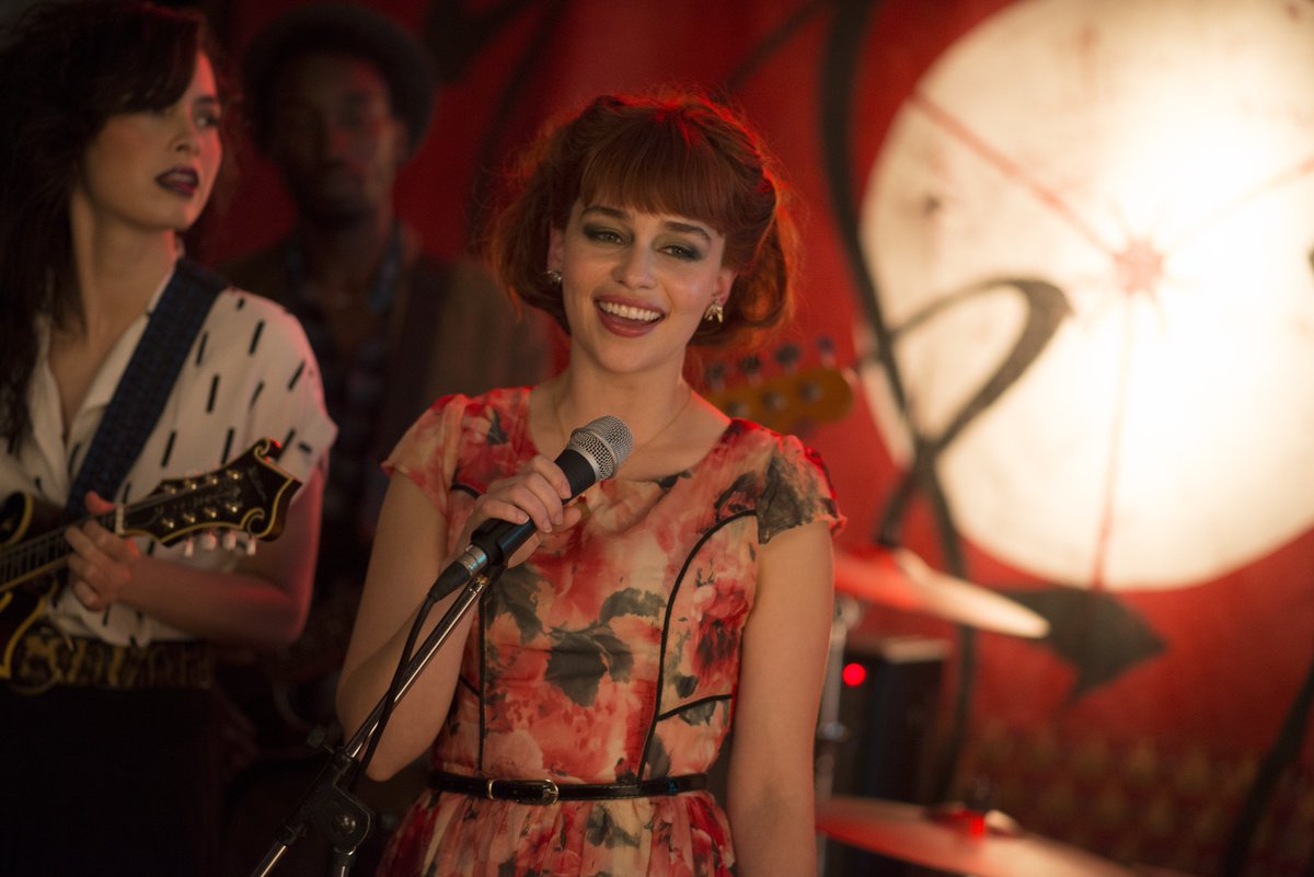 EmiliaClarkeTM's tweet photo. Stills e imágenes promocionales de #DomHemingway (2013). https://t.co/YdrHQuNnSf https://t.co/x60E60BUE5