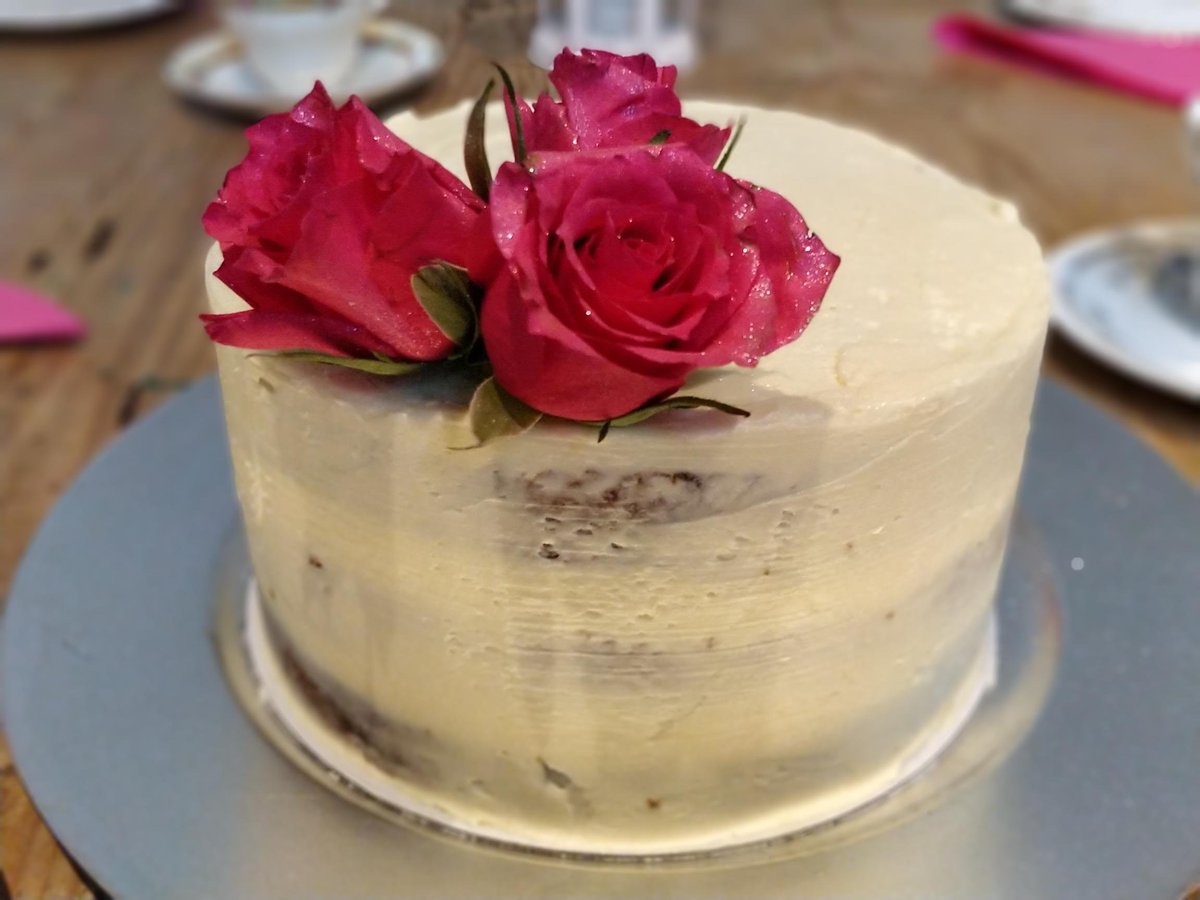 BakedByB_Devon's tweet photo. Left the kitchen today...semi naked cake. Simple but elegant. #nakedcake #cakes #bakedbyb #celebrationcake #simplebutbeautiful #roses #devonbaking https://t.co/ty0Ckm1f2c