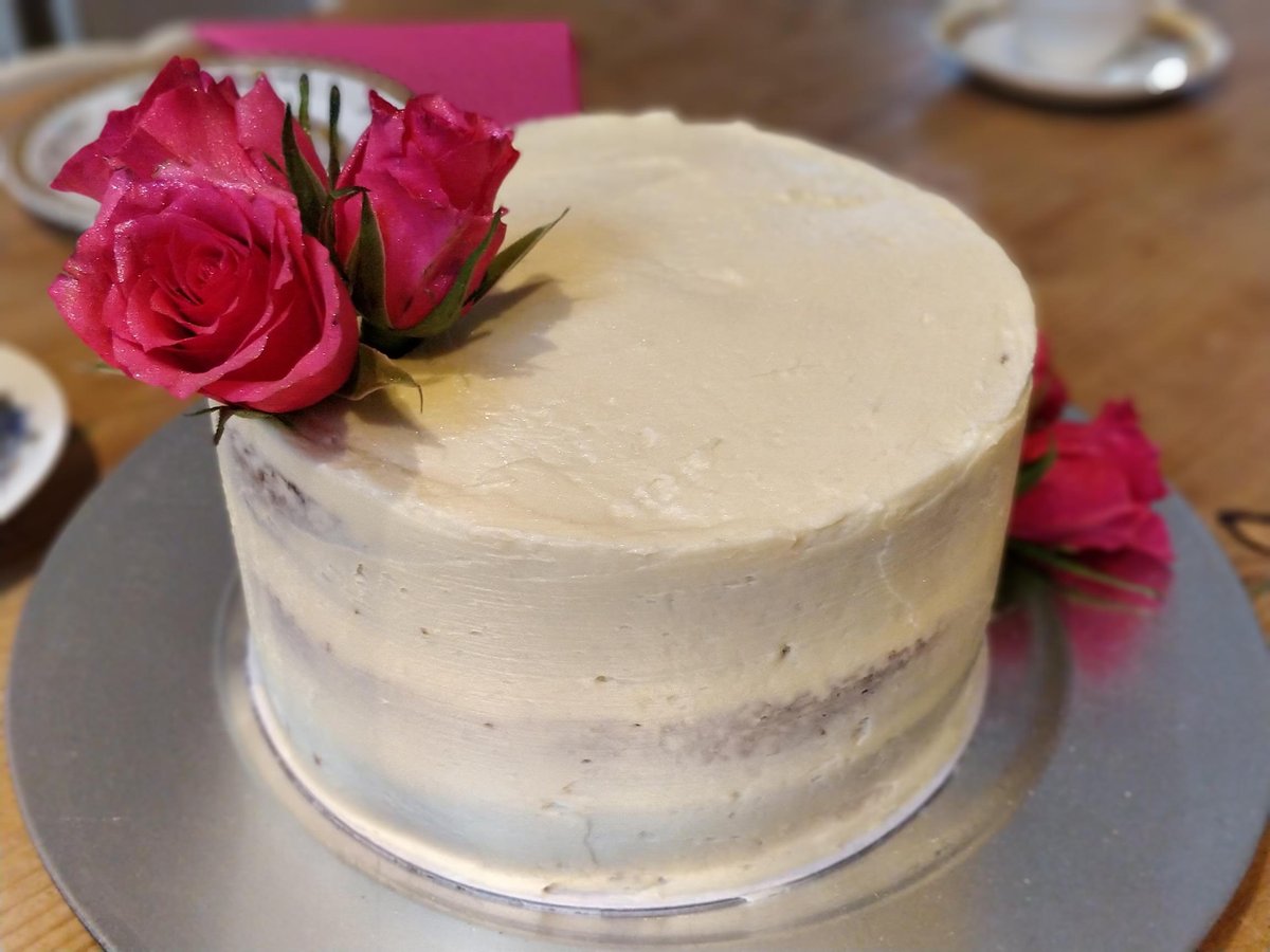 BakedByB_Devon's tweet photo. Left the kitchen today...semi naked cake. Simple but elegant. #nakedcake #cakes #bakedbyb #celebrationcake #simplebutbeautiful #roses #devonbaking https://t.co/ty0Ckm1f2c