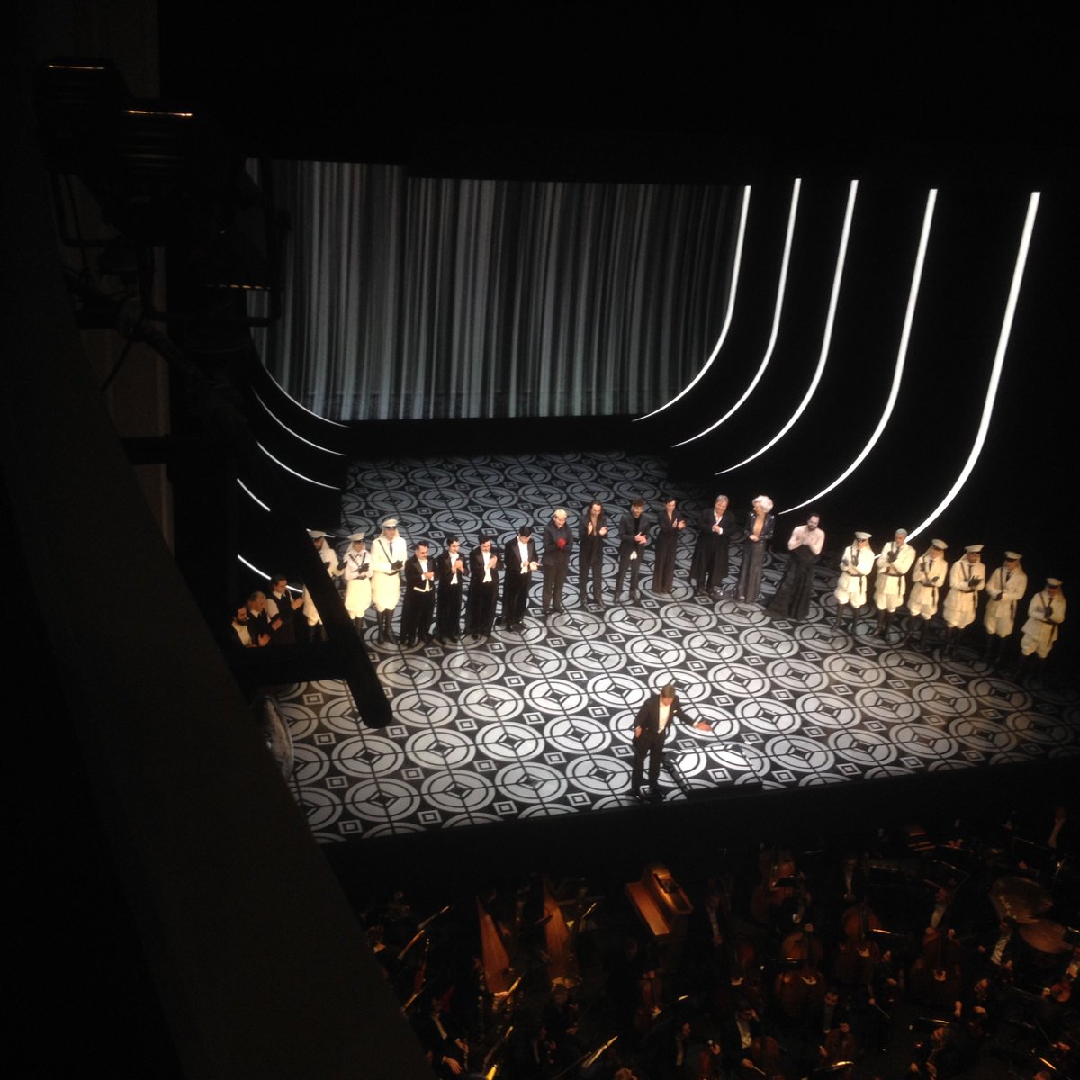 antonschlatz's tweet photo. #Neuenfels macht eine äußerlich kühle, innerlich hitzige #Salome @StaatsoperBLN. #Stundyte groß & berührend, #Mayer ehern & souverän, #Prudenskaya giftig und explosiv, Herodes #Siegel laut. #Guggeis vielleicht überzeugendstes Staatsoperndebüt seit Dudamel (Bohème) https://t.co/eEC4m2StGW
