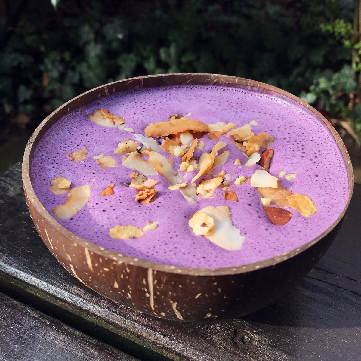 Happykitchenst_'s tweet photo. Protein Smoothie Bowl 💜 https://t.co/VsKWoqLMyP #rezept #healthy #food #gesund #lecker https://t.co/6UGlTcimPC