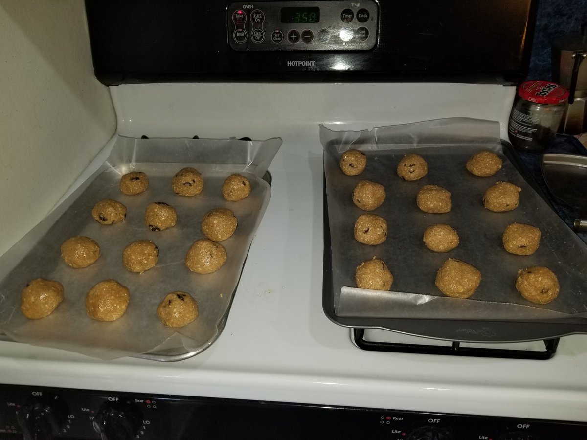 THe_ReYZR's tweet photo. This gamer can also bake!!! So good that I started with 24 and 5 more appeared!!! @Quaker

#DEEEELICIOUS #OatmealRaisin https://t.co/qKrUdp6B9E