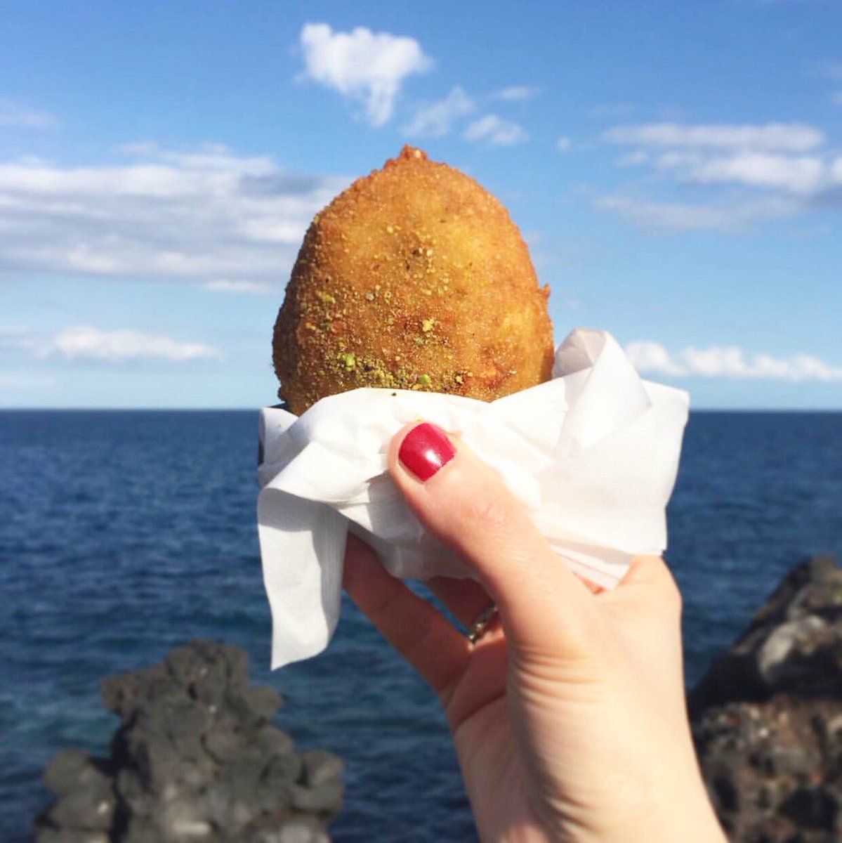 food_tellers's tweet photo. Le #ArancineSiciliane non hanno bisogno di presentazione, voi le avete mai assaggiate?
Foto di @giuliamilksun
Taggate le vostre foto con #Foodtellers
https://t.co/Gfm4oVHMco https://t.co/E6OWVmBr6W