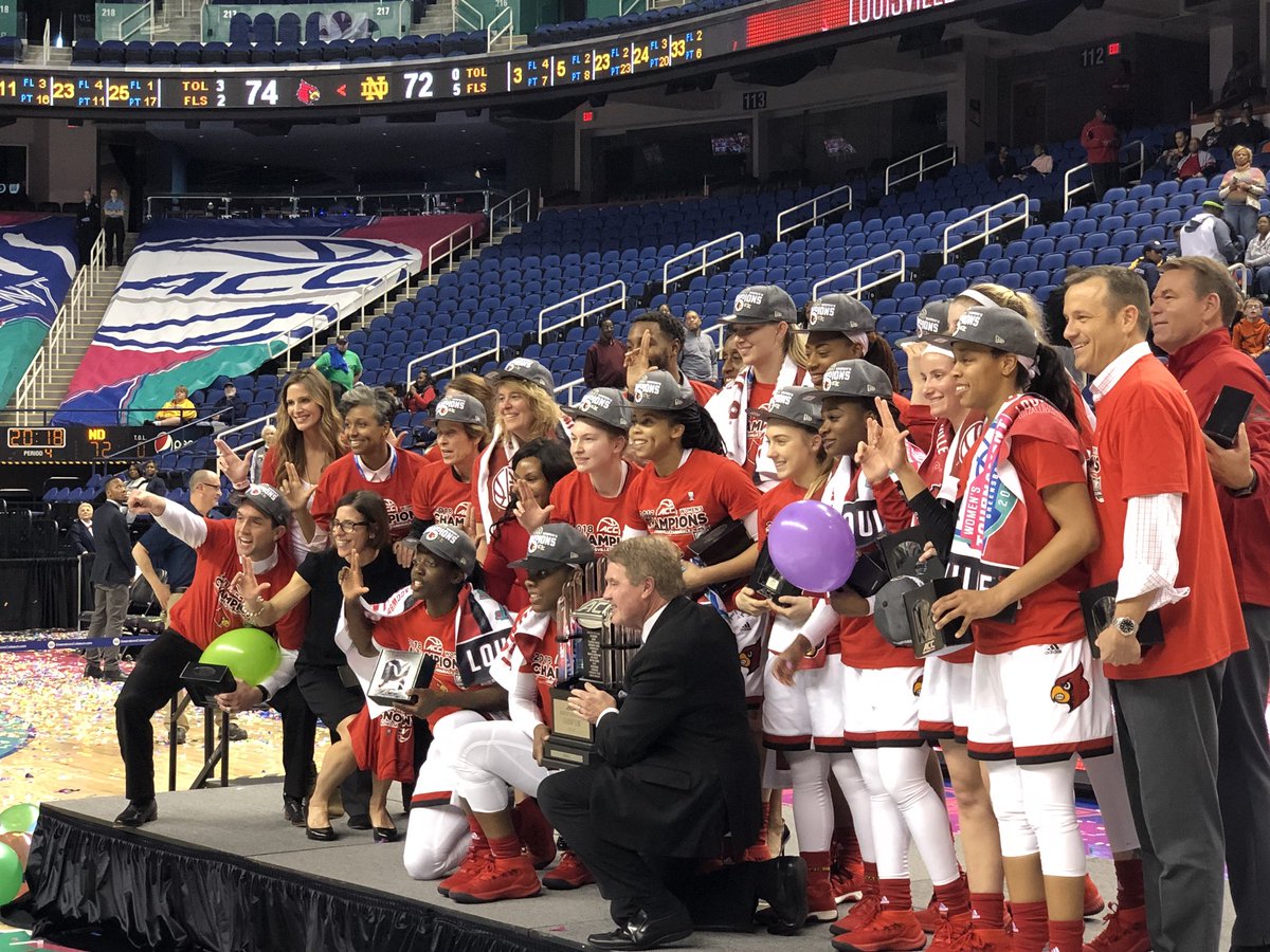 accwbbdaily's tweet photo. Photo opp for @UofLWBB with their new trophy. #ACCWBB https://t.co/iSV4Ad0tvB