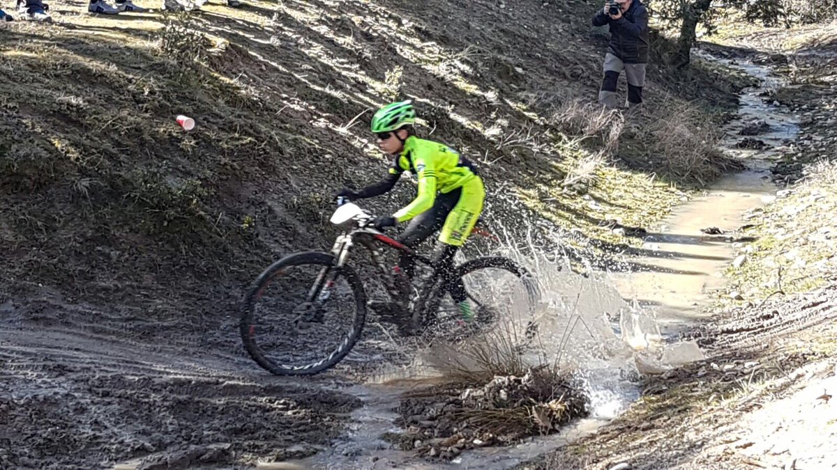 ciclismobejar's tweet photo. 2° prueba puntuable para la copa CyL Escuelas hoy en Crespos (Ávila) y seguimos sumando podiums Fernando Martín 3° en Promesas y Rodrigo Hernández 3° en Infantiles en un circuito embarrado.
Nuestro director @MoiDue se une al 3º en Élite 👏👏👏 https://t.co/Q87lrVduXc