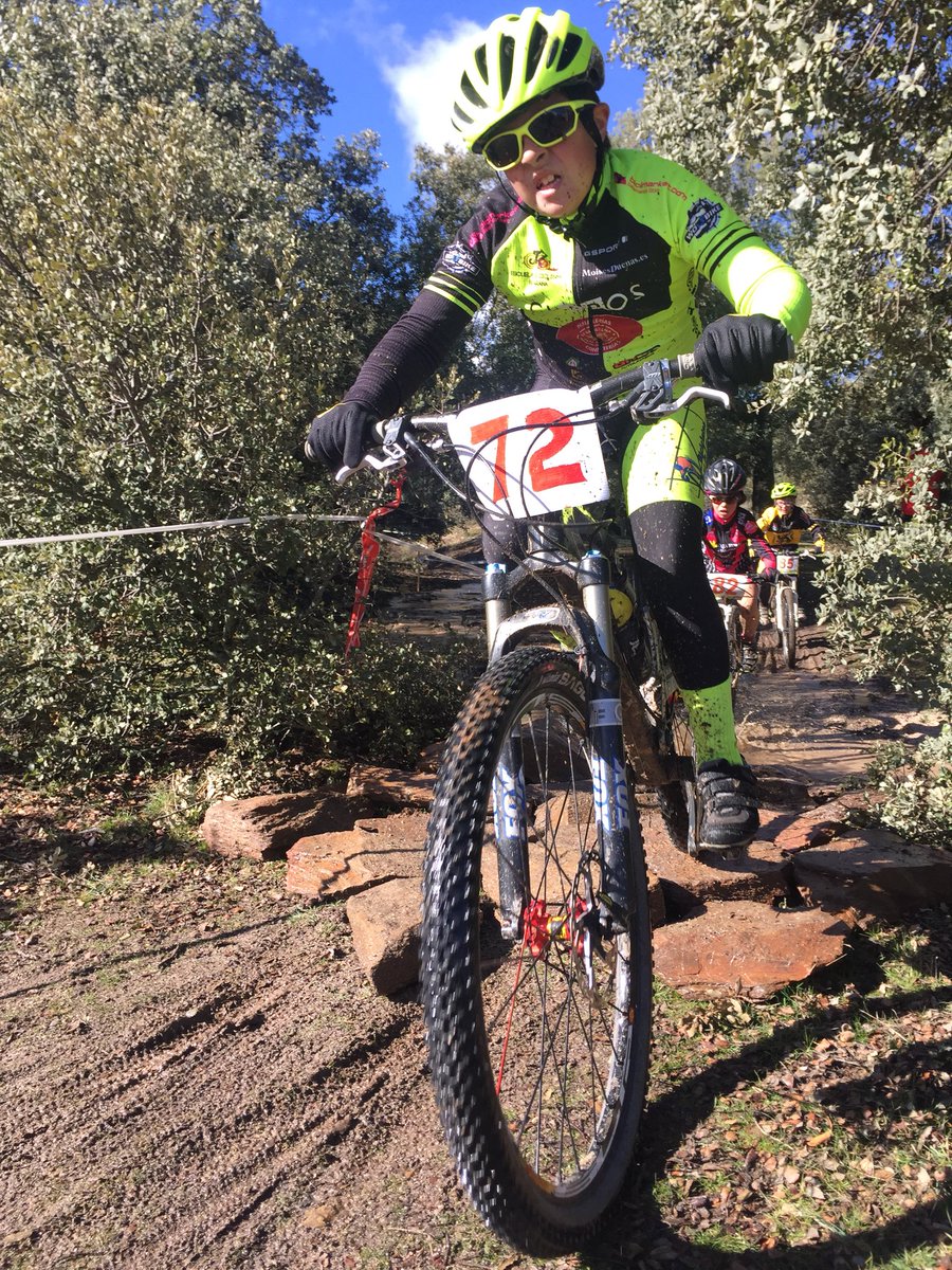 ciclismobejar's tweet photo. 2° prueba puntuable para la copa CyL Escuelas hoy en Crespos (Ávila) y seguimos sumando podiums Fernando Martín 3° en Promesas y Rodrigo Hernández 3° en Infantiles en un circuito embarrado.
Nuestro director @MoiDue se une al 3º en Élite 👏👏👏 https://t.co/Q87lrVduXc