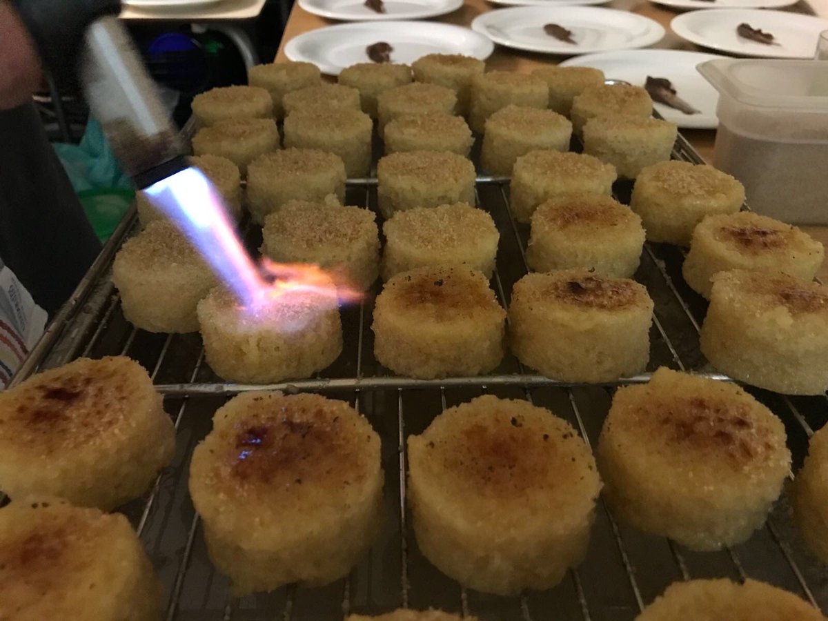 Hoy nuestro chef <a href="/Pedhervas/">Pedro Hervás</a> cocina en <a href="/delaalcuza/">La AlcuzA</a> de #Pegalajar la II Cena entre Amigos. Esta noche prepara un postre que cerrará una gran cena. ¿Qué será? 🤔

#Alicún #Úbeda