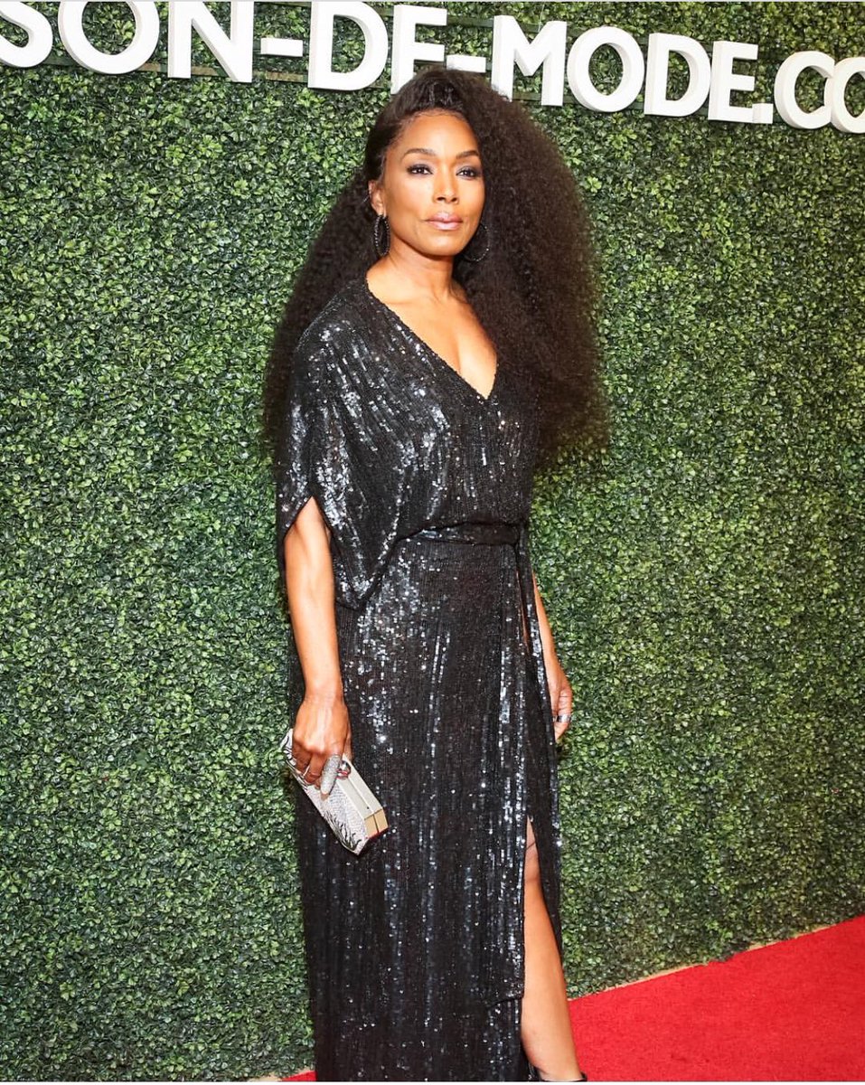 simranrihal's tweet photo. @ImAngelaBassett so chic with our Izar Clutch @MAISONDEMODE #sustainablestyle #simranrihalcollection https://t.co/U0ILwbCNCr