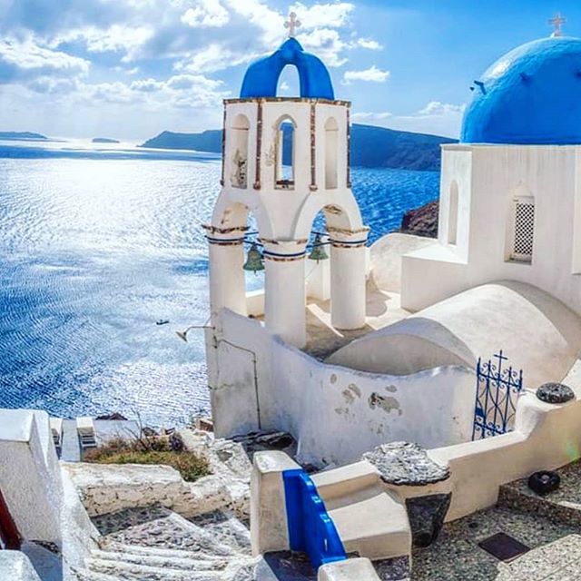 SantoSecrets's tweet photo. Doesn't this breathtaking 📸 by @leblancsuite, make you want to get transferred right there now?😍
#santorinisecrets #santorini #thira #lovesantorini #instasantorini #santorinilife #visitsantorini #santorinilovers #church #cycladicblue #seaview #cyclad… https://t.co/rax8RgRTee https://t.co/VCjxy4wa8y