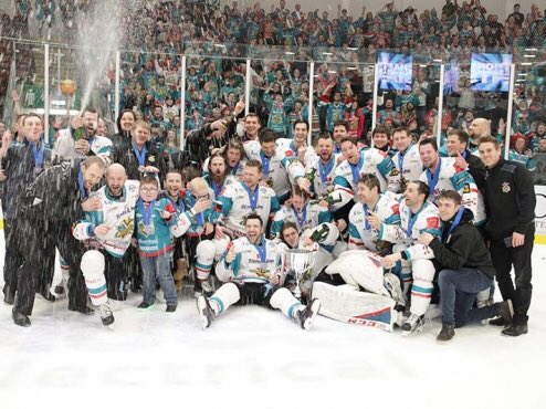 🏆 CHALLENGE CUP WINNERS 2018 - BELFAST GIANTS 🏆

📸 Helen Brabon