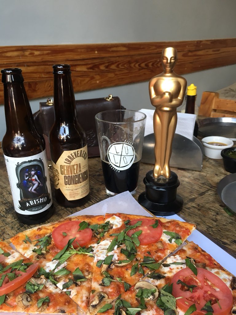 lulo_mx's tweet photo. Los Oscar 2018 y tarde de pizza con buena cerveza artesanal! #pizza #romasur #lulopizza https://t.co/uBX6aB6AAD