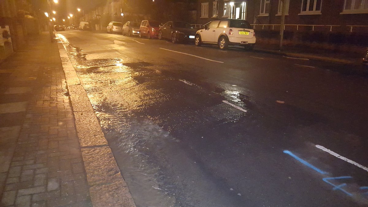 mcr_3's tweet photo. @thameswater @SW179AW  himley road @21.38 4th March https://t.co/7pKjgB91bD