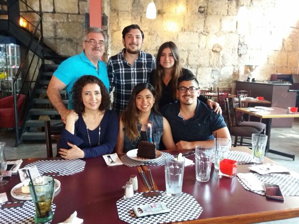 NataliaBerrun's tweet photo. ¡Feliz día de la familia! festejando el cumple de Mónica, aunque nos falto mi chinis, te extrañamos hijita. https://t.co/ooJod7X6QO