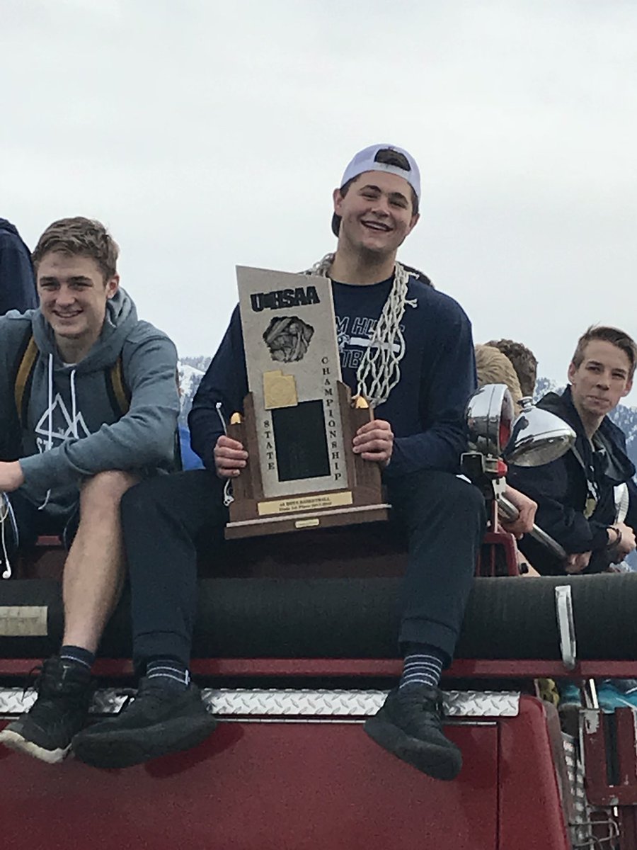 rolfe_boy's tweet photo. Having a big dream of mine since I was a kid come true still feels unreal!😭🏆I LOVE this team of mine and and all our fans so much!💙#STATECHAMPS🏆 https://t.co/SWKQhLxwoY