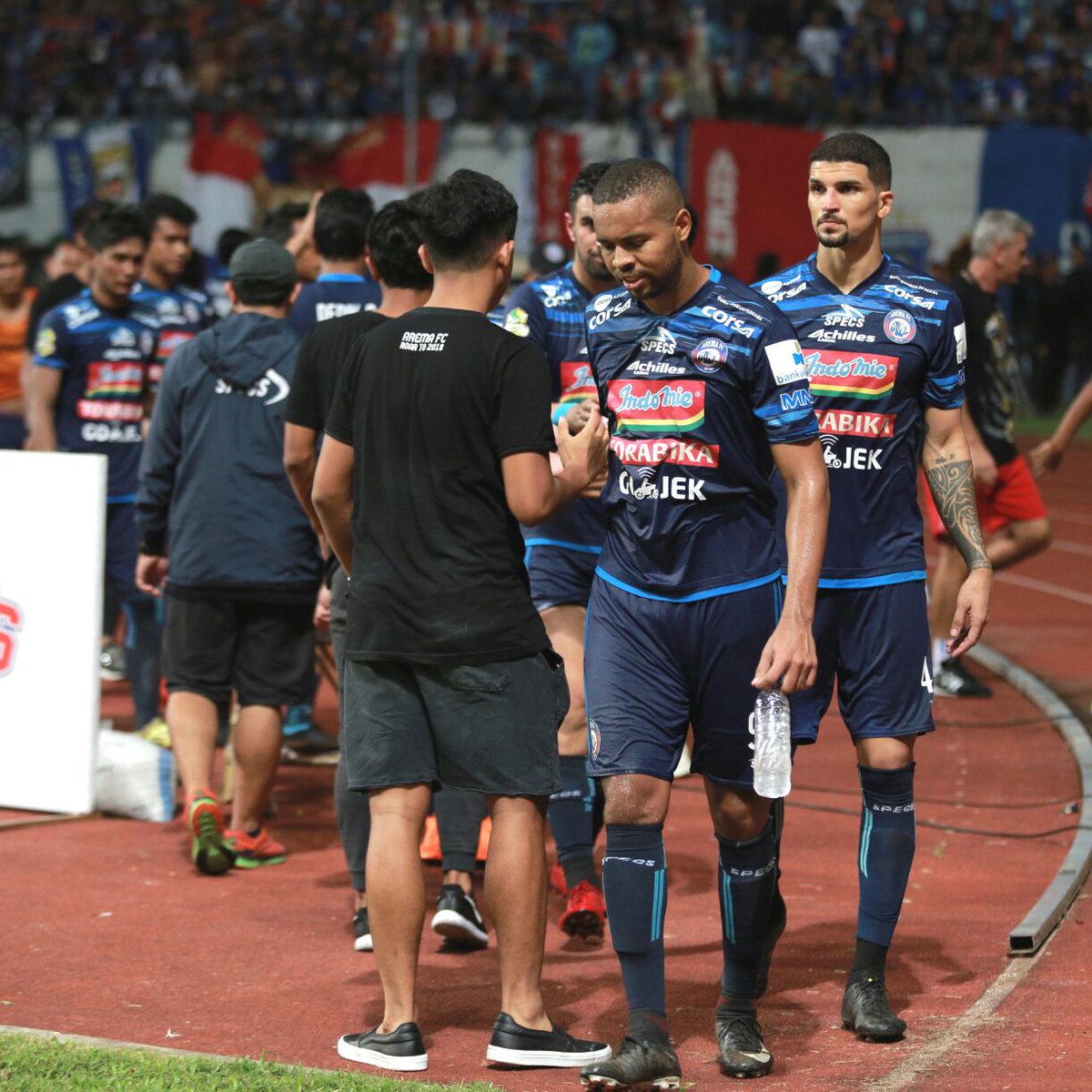 AremafcOfficial's tweet photo. Kecewa boleh kecewa
Perjuangan tetaplah tercatat sebagai ikhtiar kebaikan
Singo Edan adalah Anak Anak Muda Yang Cepat Bangkit Menjadi Ksatria

#PialaGubernurKaltim2018 https://t.co/hWjH8y61XG